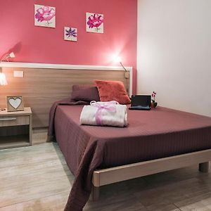 Zimmer mit Kingsize-Bett